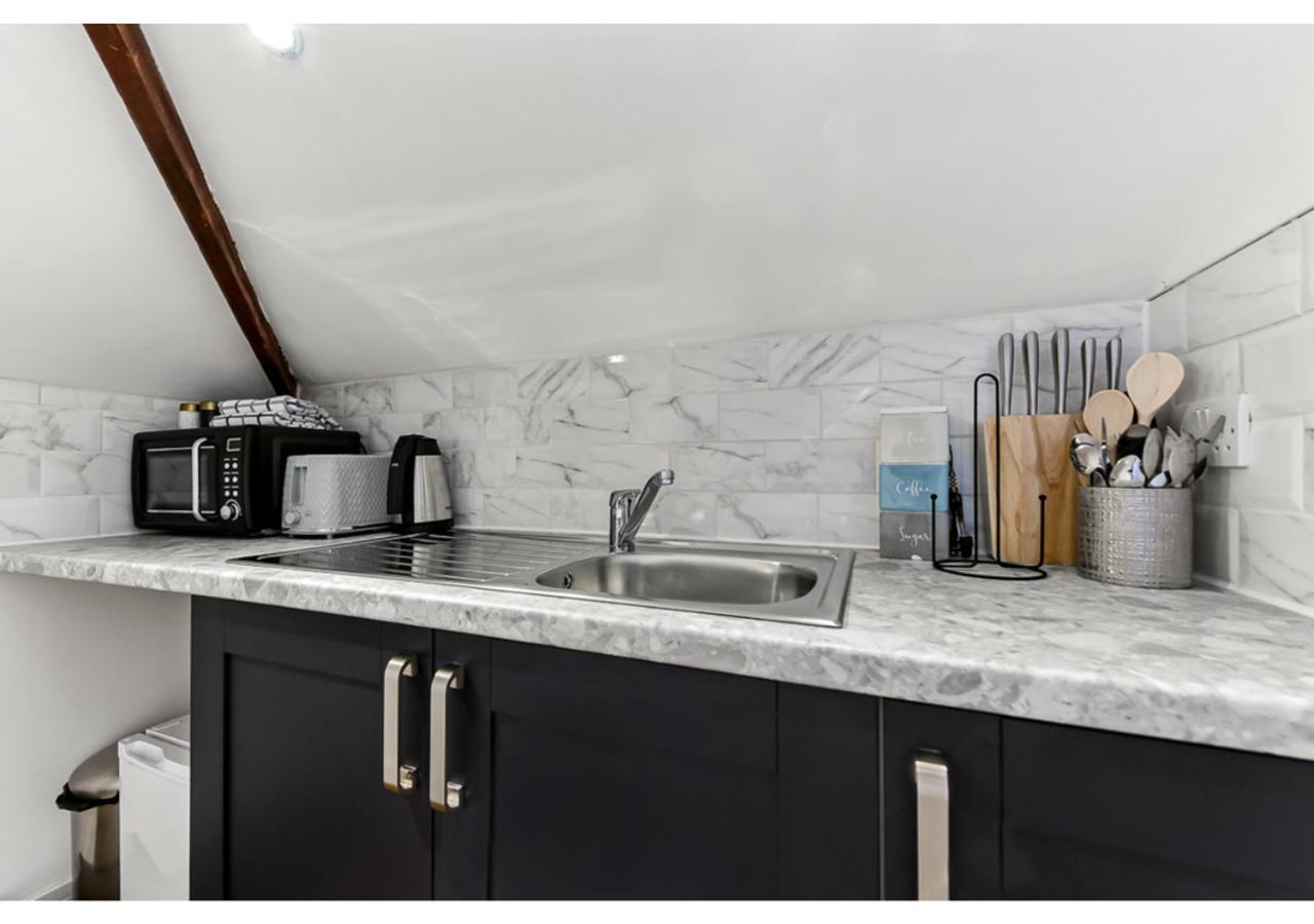 Sleek And Modern Studio With Minimalist Vibe Apartment Chelmsford Bagian luar foto